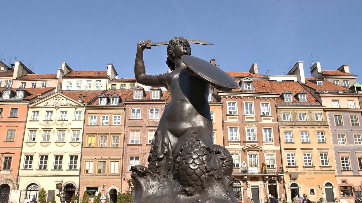 Варшавская сирена, символ города, на рыночной площади в Варшаве, Польша