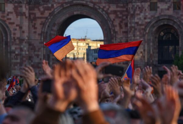 Сторонники лидера оппозиции в Армении Никола Пашиняна на митинге на площади Республики в Ереване Сторонники лидера оппозиции в Армении Никола Пашиняна на митинге на площади Республики в Ереване
