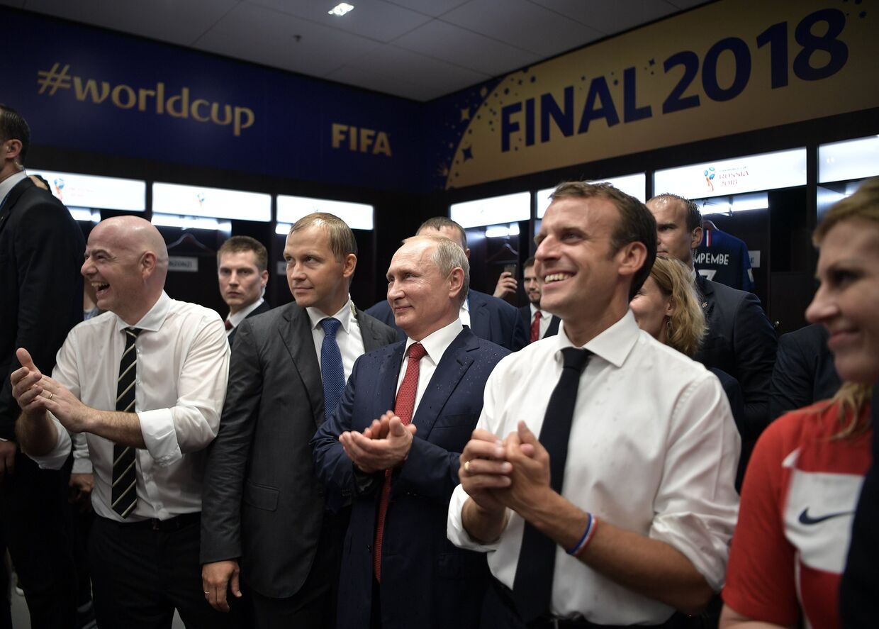 Президент РФ Владимир Путин, президент FIFA Джанни Инфантино (слева), президент Франции Эмманюэль Макрон (в центре) и президент Хорватии Колинда Грабар-Китарович поздравляют сборную Франции после финального матча чемпионата мира по футболу
