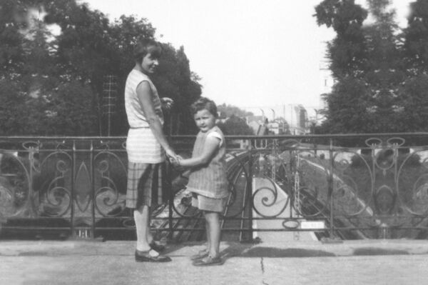 Марина Цветаева с сыном Георгием (Мур), 1928 г. Марина Цветаева с сыном Георгием (Мур), 1928 г.