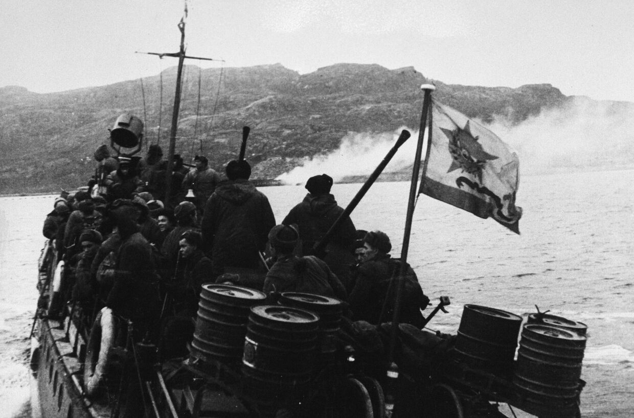 Освобождение Норвегии. 12-я бригада морской пехоты отправляется на катерах в район боевых действий