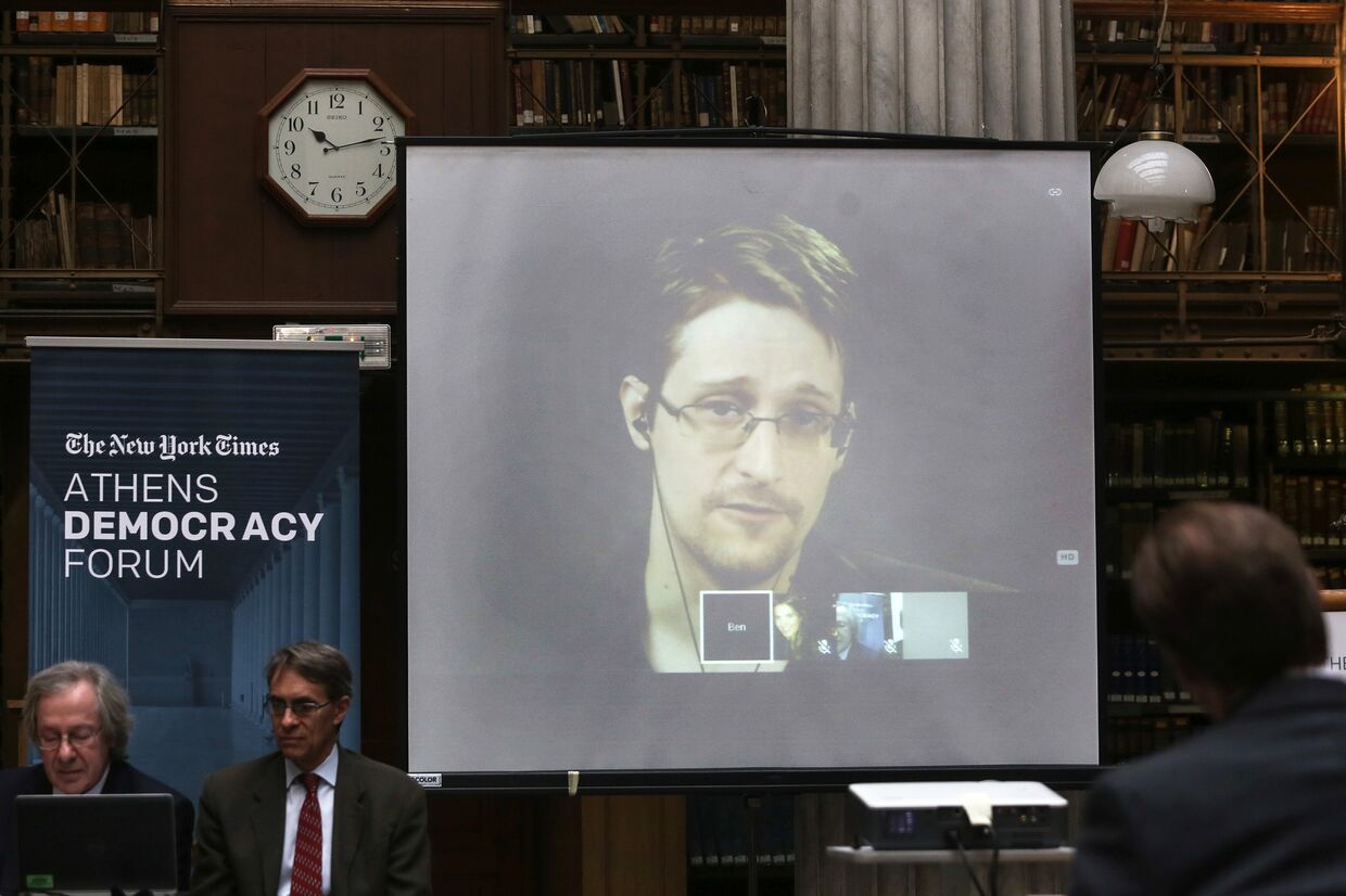 Эдвард Сноуден во время видеоконференции на Демократическом форуме в Афинах