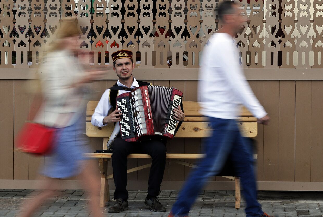 Уличный музыкант в Казани