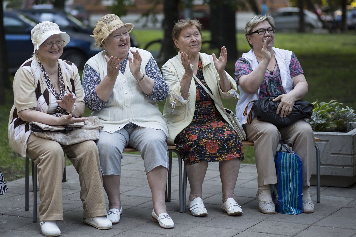 Пенсионеры аплодируют во время любительского концерта в Москве