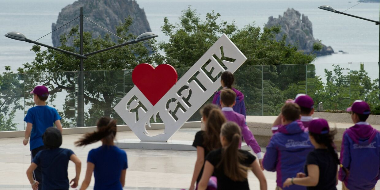 Дети в МДЦ Артек Дети в МДЦ Артек