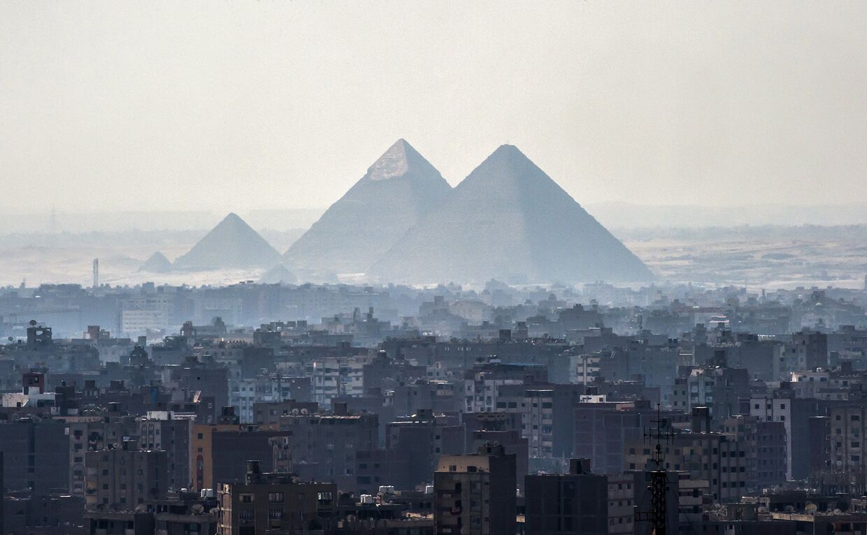 Вид на пирамиды Гизы и пригород Каира, Египет