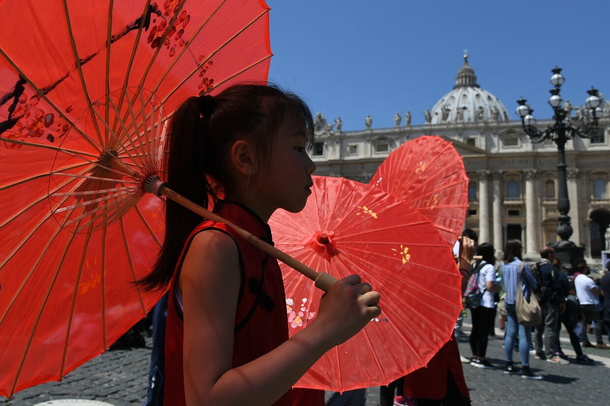 Китайская девочка в Ватикане во время обращения Папы Франциска