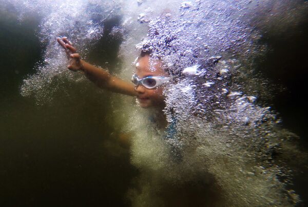 Девочка после прыжка в воду в национальном парке Акадия