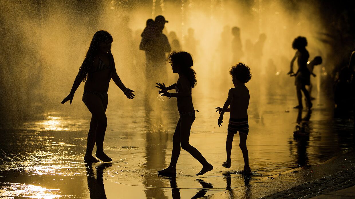 Дети играют в фонтане в Мадриде, Испания