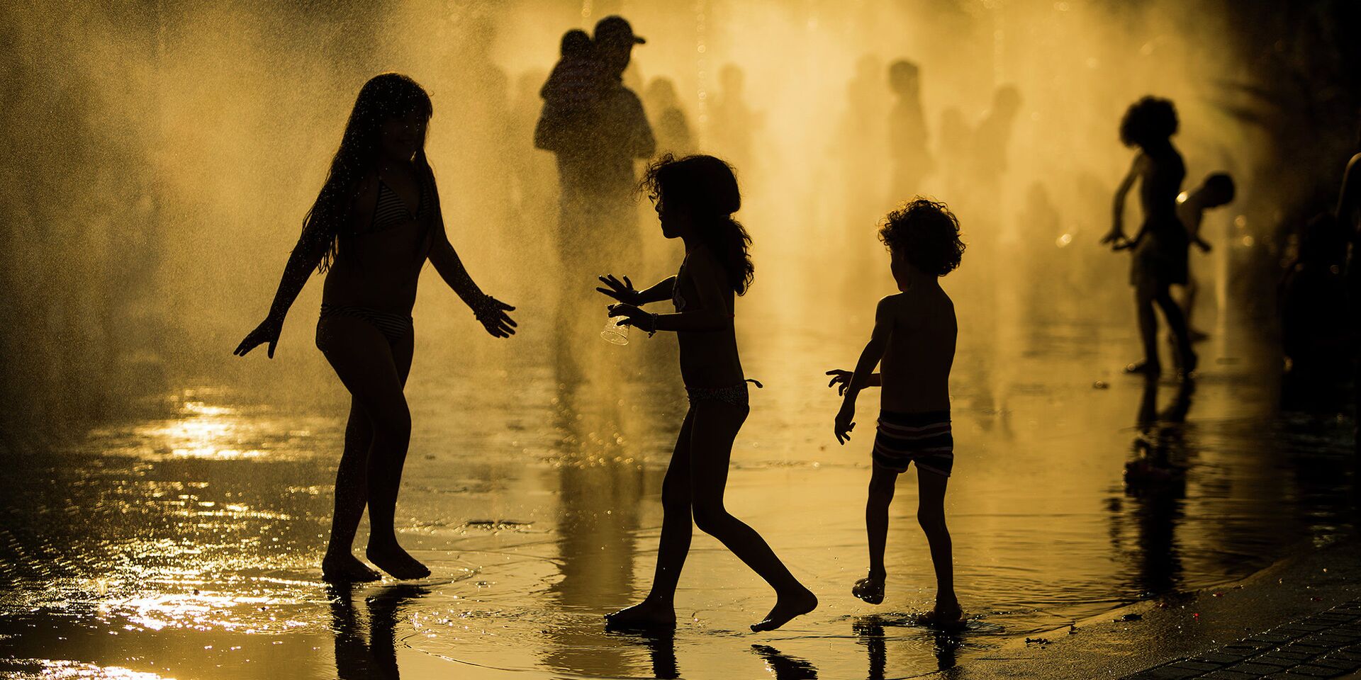 Дети играют в фонтане в Мадриде, Испания - ИноСМИ, 1920, 10.06.2021