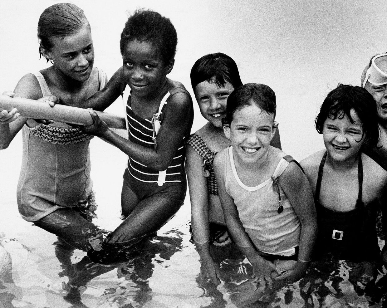 Дети в бассейне в Платтвилле, штат Висконсин, США