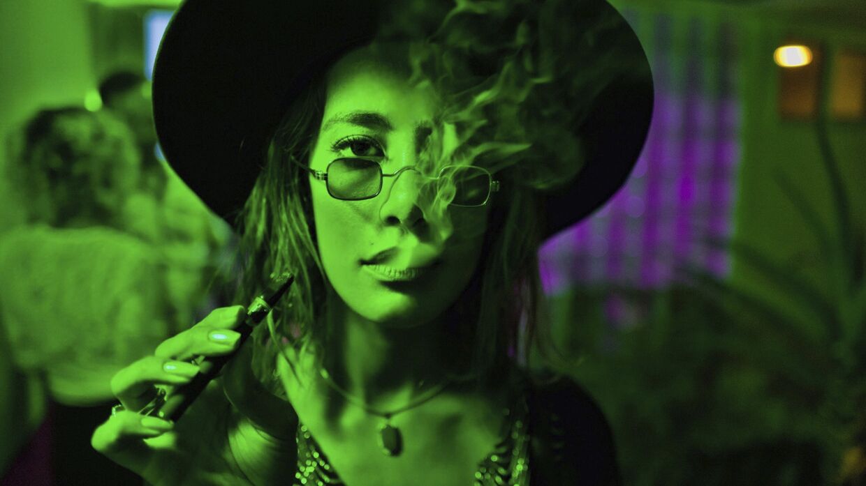 Девушка курит «вейп» в клубе в Лос-Анжелесе, США