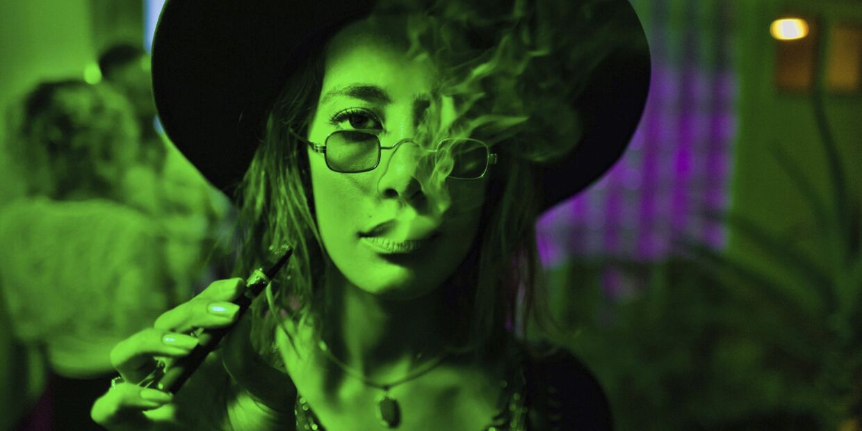 Девушка курит «вейп» в клубе в Лос-Анжелесе, США