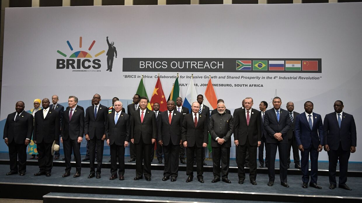 Президент РФ Владимир Путин во время совместного фотографирования лидеров БРИКС и глав делегаций приглашенных государств в Йоханнесбурге. 27 июля 2018