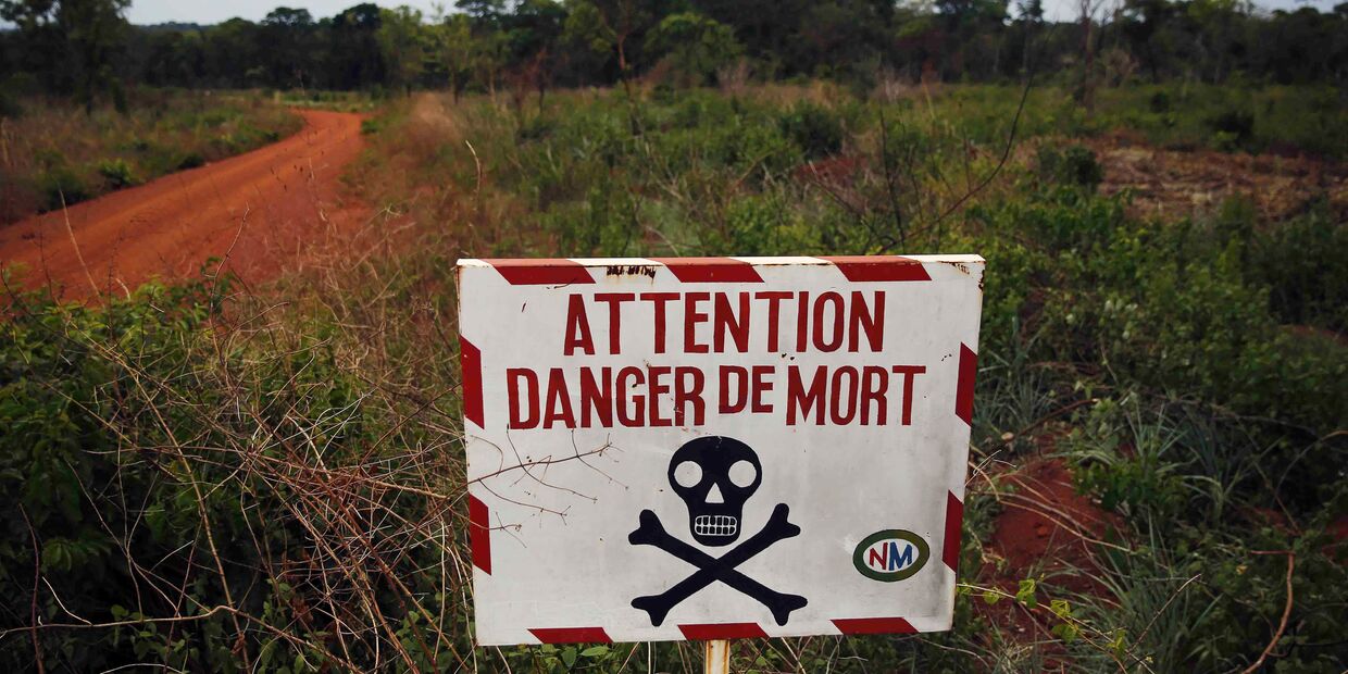 Знак, предупреждающий об опасности, у населенного пункта Бамбари в Центральноафриканской республике