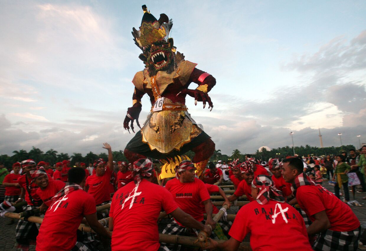 Празднование индуистского Нового года в Джакарте, Индонезия