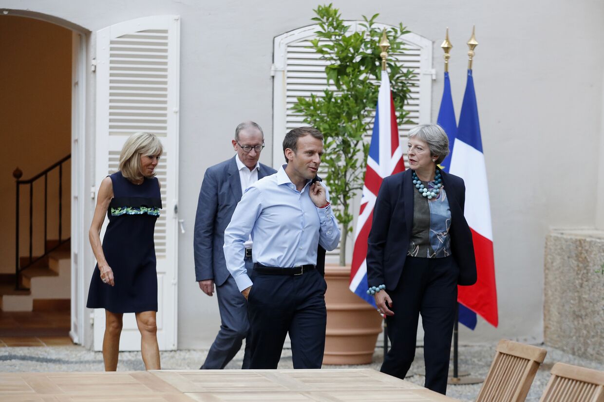 Президент Франции Эммануэль Макрон и его жена Бриджит Макрон во время встречи с премьер-министром Великобритании Терезой Мэй, и ее мужем Филиппом Мэем