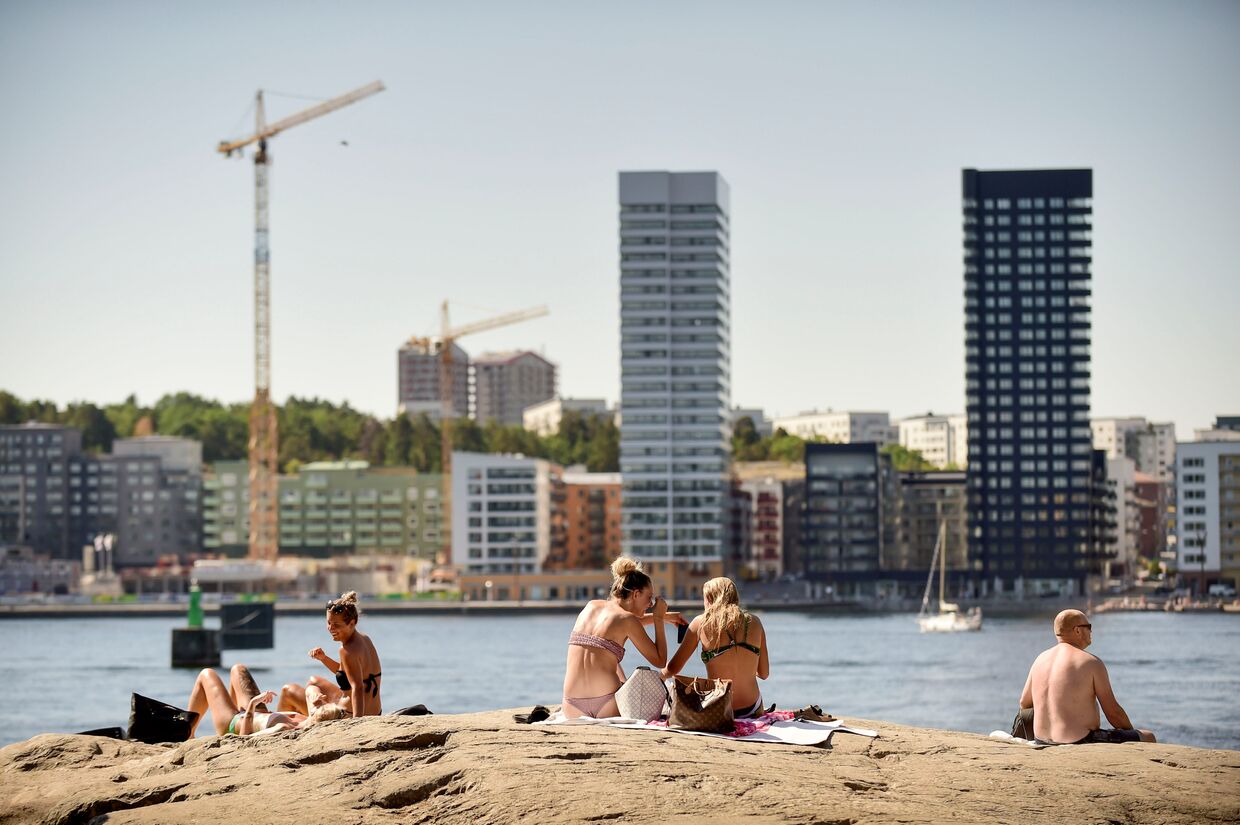 Люди купаются во время жары в Стокгольме, Швеция