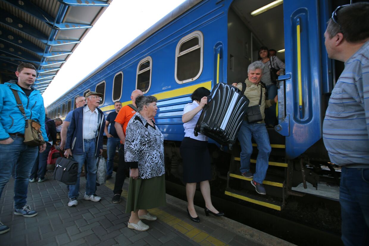 Пассажиры поезда №005 Украина по маршруту Москва-Киев на перроне Центрального вокзал в Киев