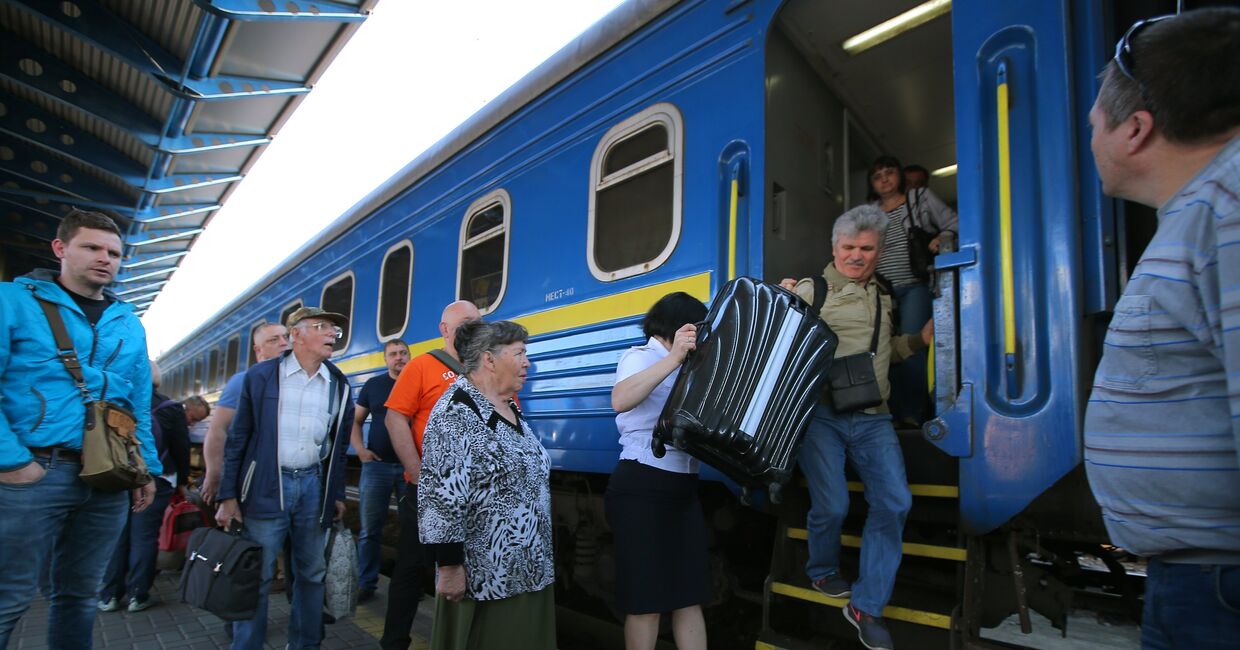 Пассажиры поезда №005 Украина по маршруту Москва-Киев на перроне Центрального вокзал в Киев