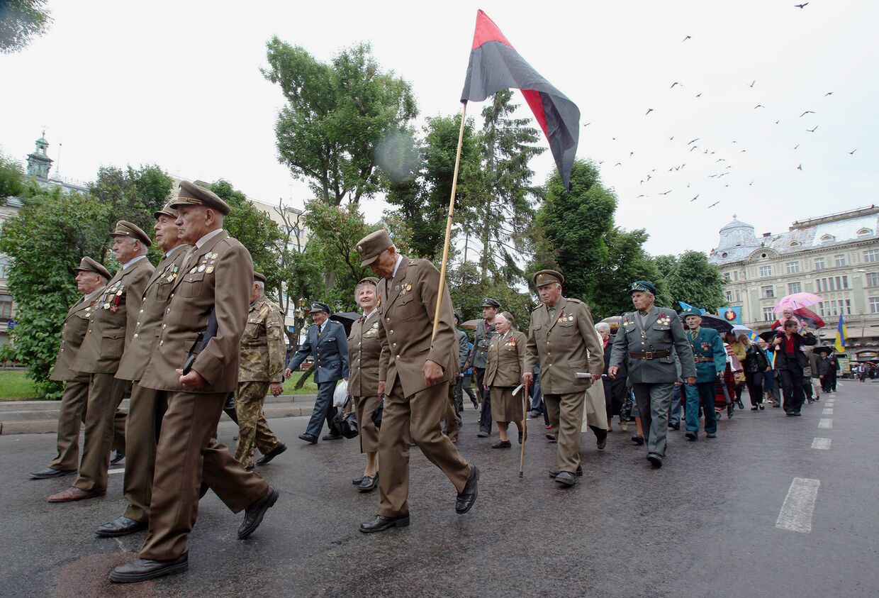 Ветераны Украинской повстанческой армии (ОУН-УПА) во время марша в день Праздника Героев во Львове