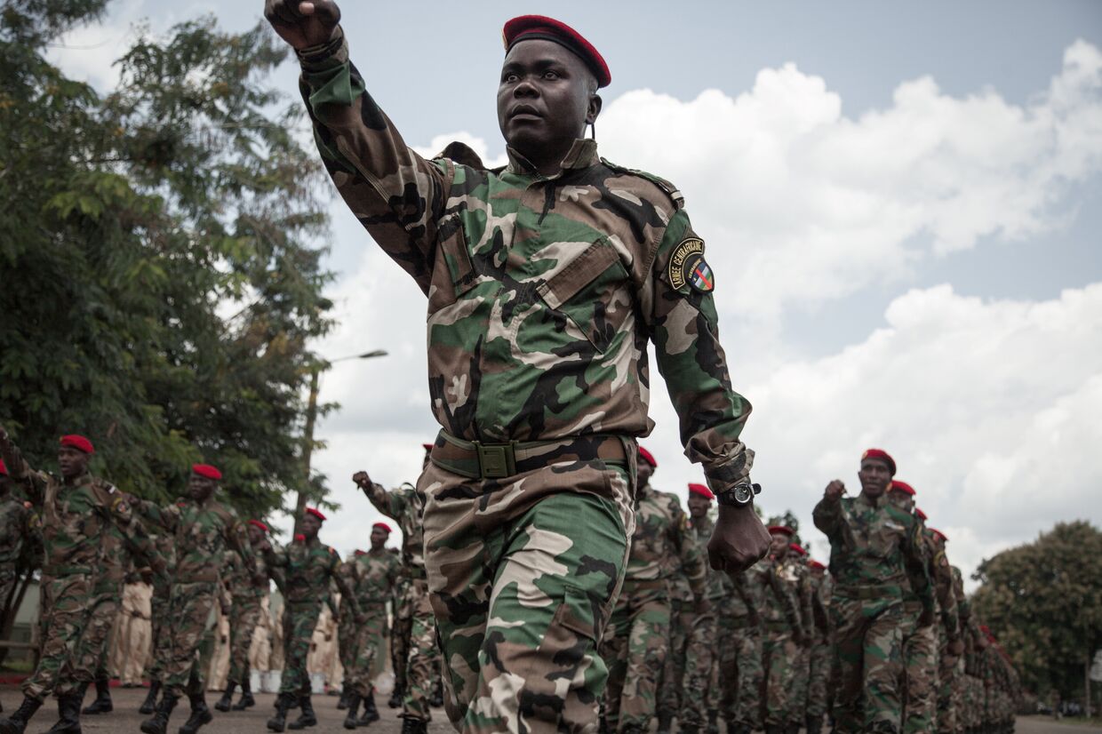 Новобранцы центральноафриканских вооруженных сил маршируют в Беренго