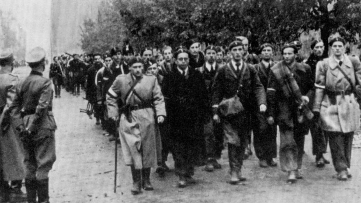 Сдача военнослужащих Армии Крайовой в Варшаве после Варшавского восстания