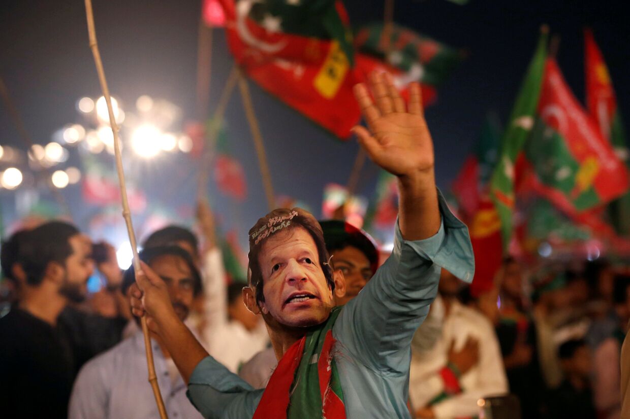 Сторонники Имрана Хана во время предвыборного митинга в Карачи, Пакистан