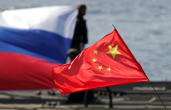 Флаги России и Китая во время  IV Армейских международных игр в Новосибирской области