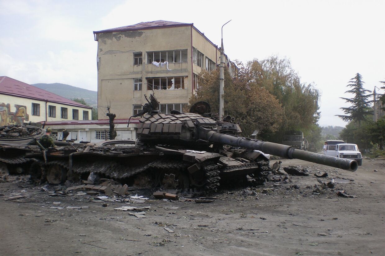Разбитая боевая техника в городе Цхинвали, подвергшемся нападению грузинских войск. 11 августа 2008 года