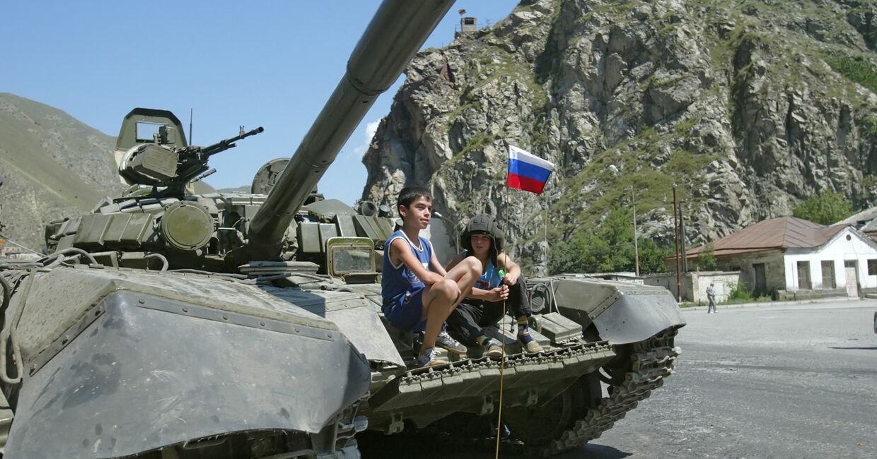 Российский танк в пригороде Цхинвали