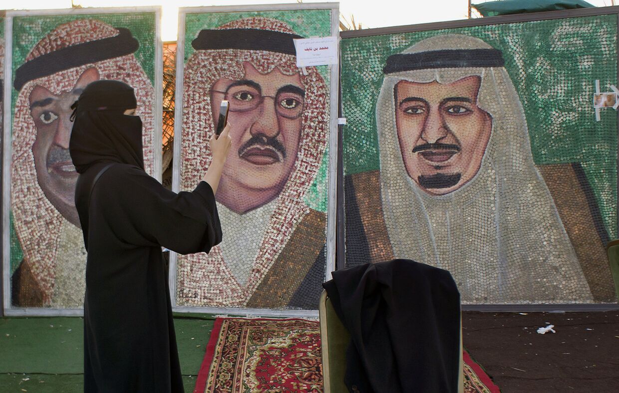 Картины, изображающие Саудовских правителей на весеннем фестивале в Джидде,
