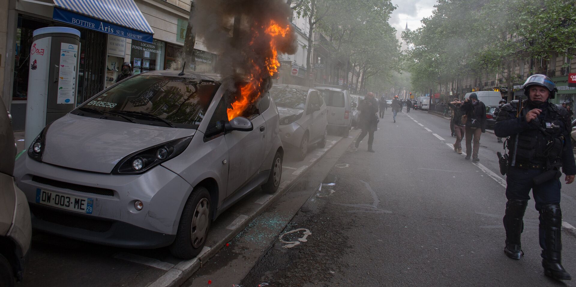Горящий автомобиль во время беспорядков в Париже - ИноСМИ, 1920, 23.10.2025