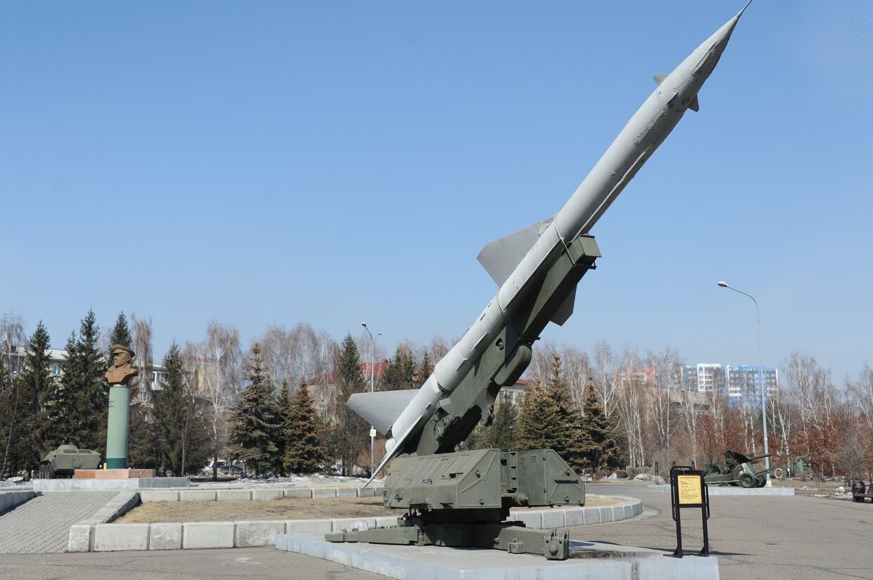 Зенитный ракетный комплекс С-75 в парке победы в Кемерово