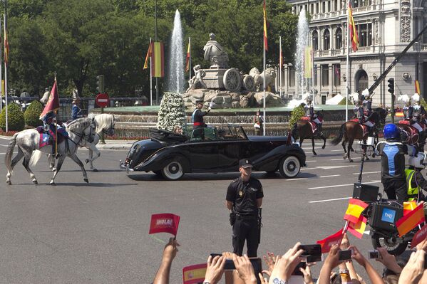 Коронованный король Испании Фелипе VI а улице Мадрида