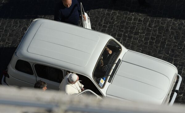 Папа Франциск садится в автомобиль на площади Святого Петра в Ватикане