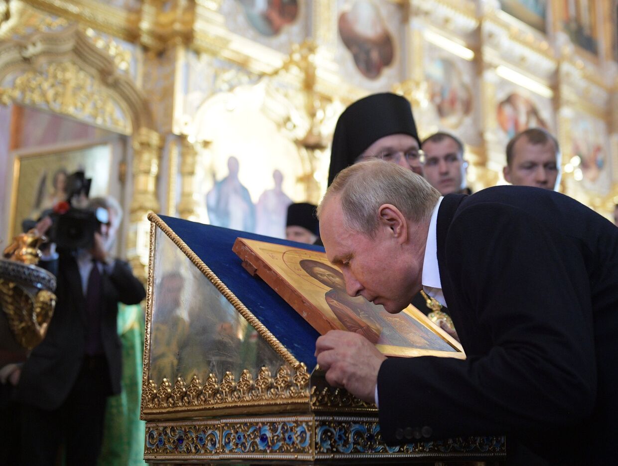 Президент РФ Владимир Путин в Спасо-Преображенском Валаамском ставропигиальном монастыре