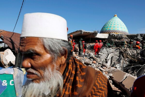 Последствия крупного землетрясения в Индонезии