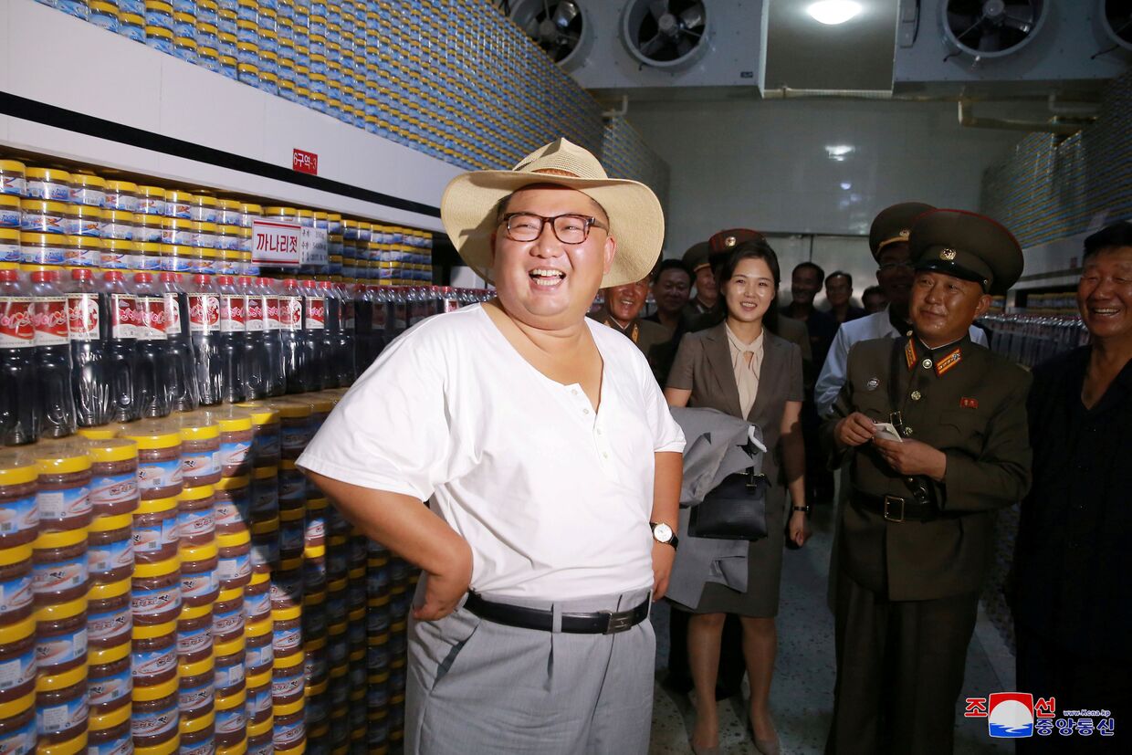Северокорейский лидер Ким Чен Ын посещает фабрику по производству продуктов питания