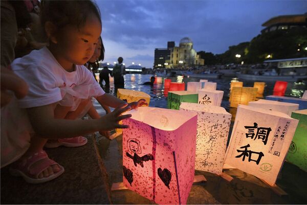 Бумажные фанарики в память о жертвах атомной бомбардировки Хиросимы, Япония