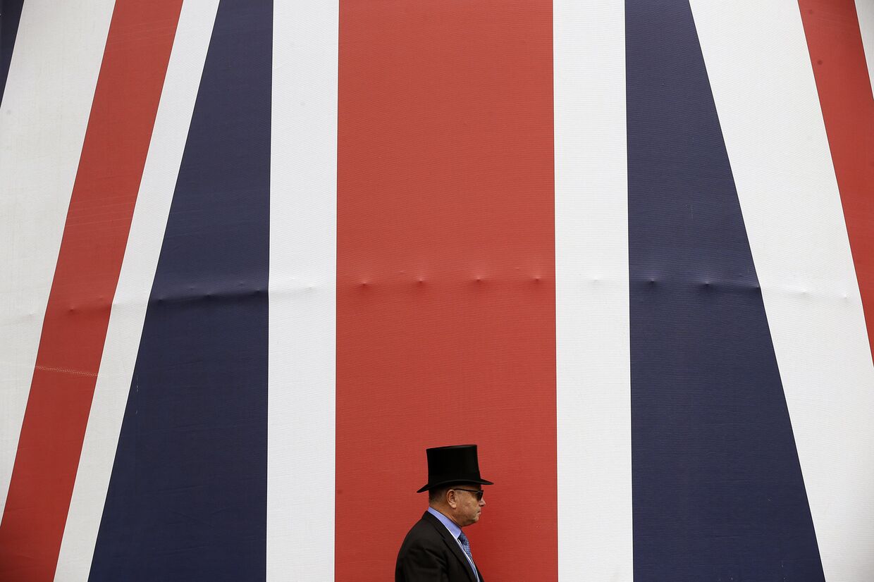 Огромный британскый флаг во время Королевскых скачек в Аскоте