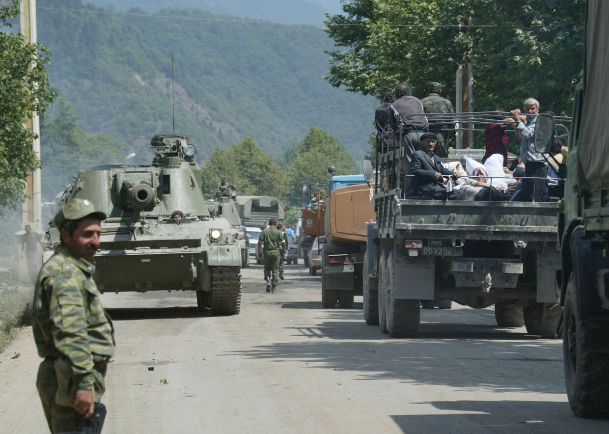 Российские военнослужащие направляются в сторону Цхинвали. 11 августа 2008