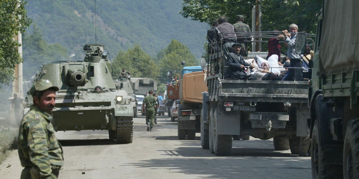 Российские военнослужащие направляются в сторону Цхинвали. 11 августа 2008