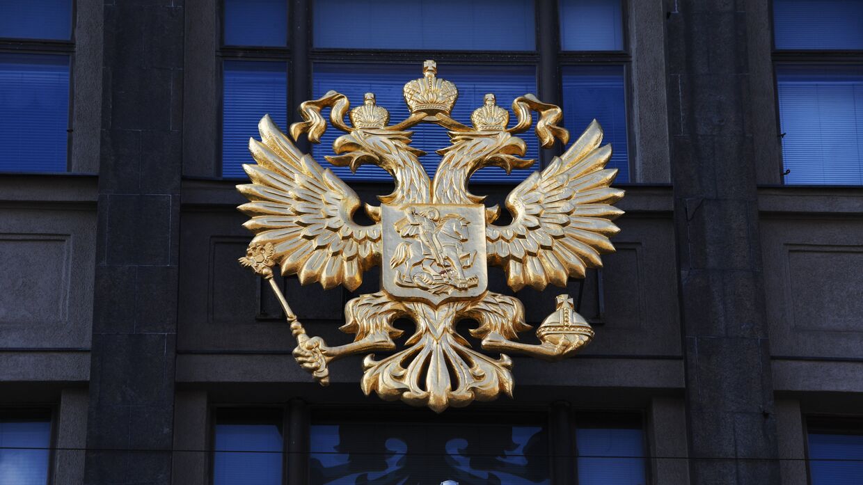 Герб на здании Государственной Думы РФ на улице Охотный ряд в Москве