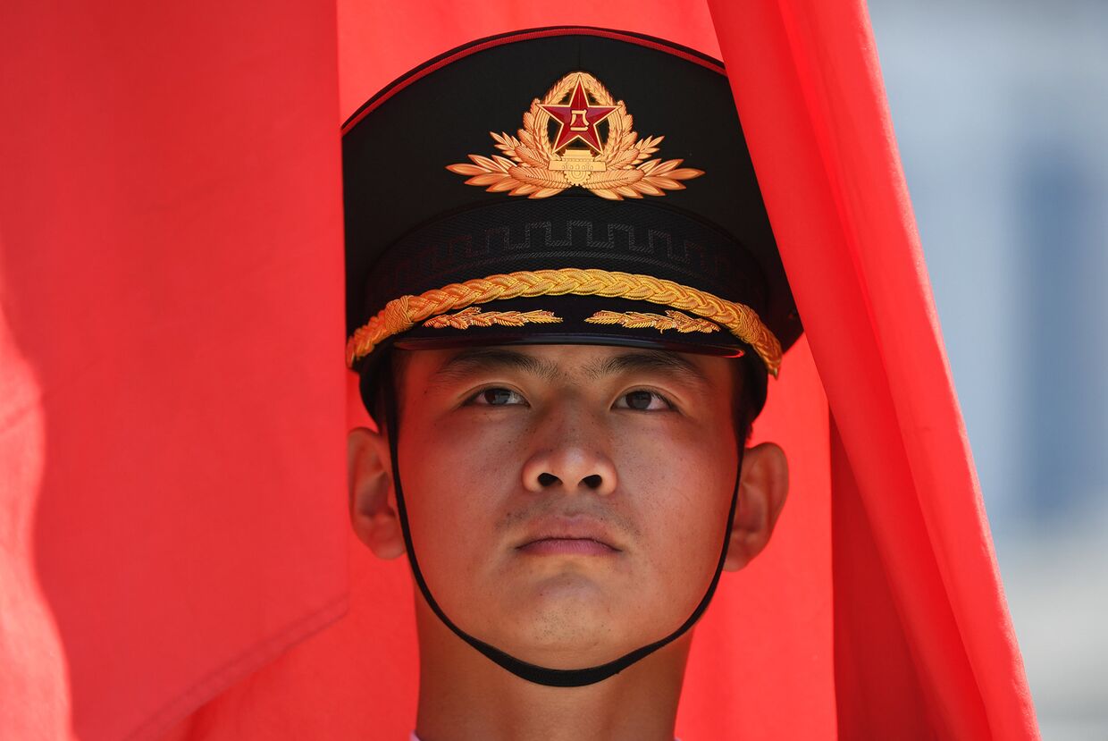 Китайский военный знаменосец в Пекине