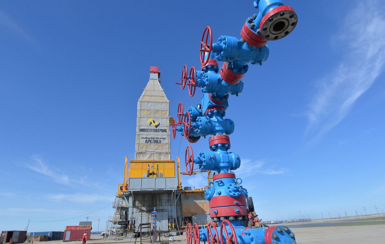 Специализированная буровая установка Арктика, на заводее по сжижению природного газа на Ямале