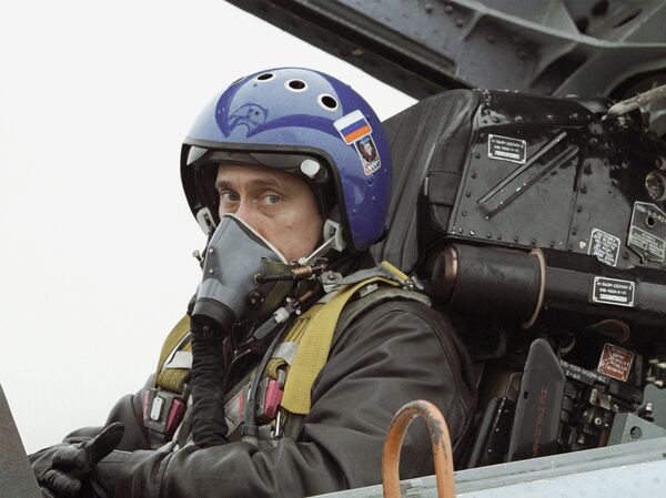 Владимир Путин в кабине истребителя-перехватчика СУ-27 Владимир Путин в кабине истребителя-перехватчика СУ-27