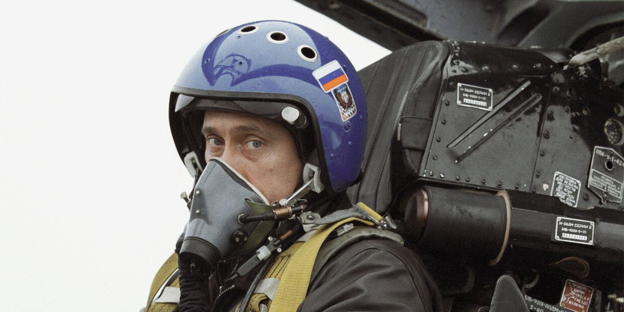 Владимир Путин в кабине истребителя-перехватчика СУ-27
