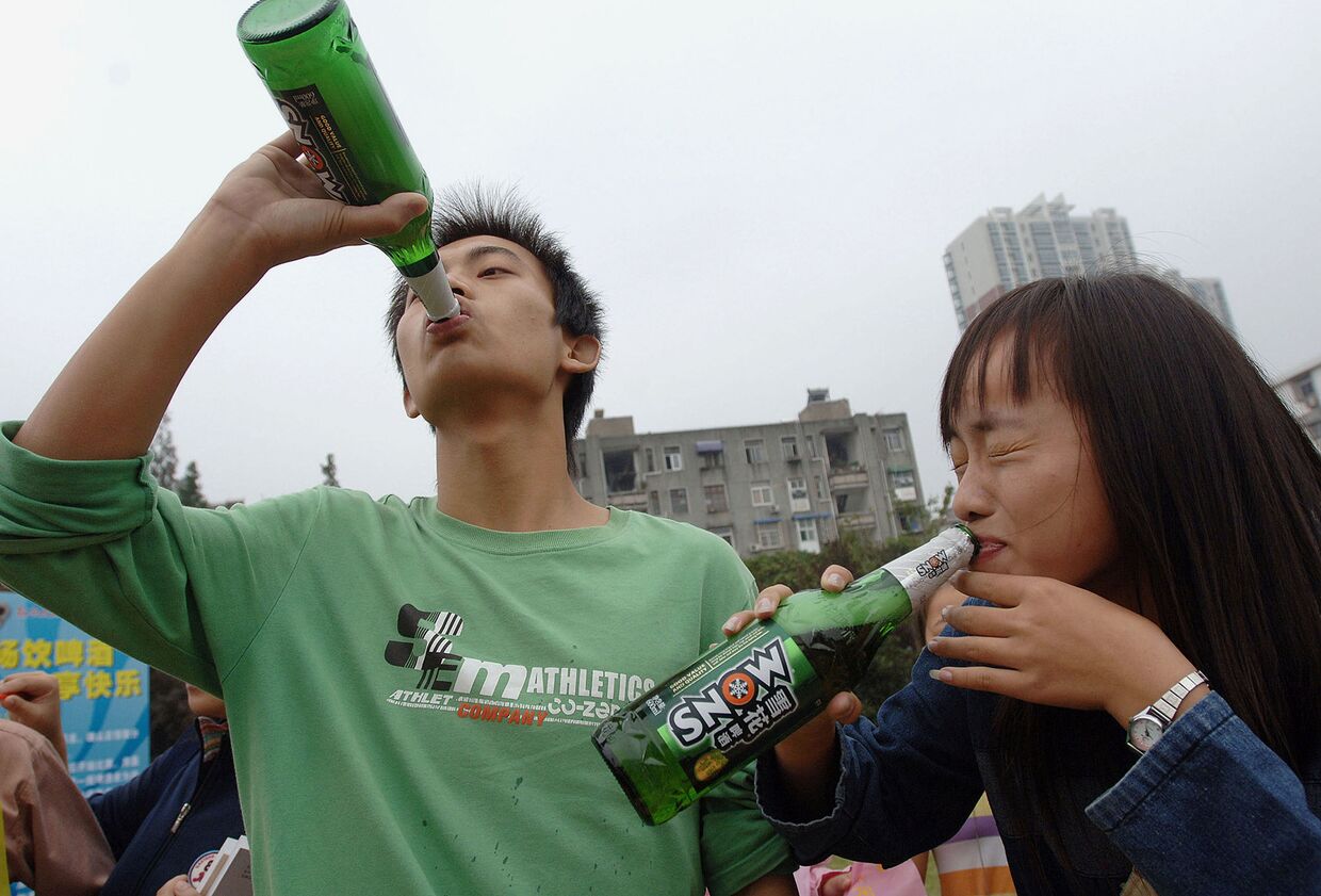 Участники конкурса по выпиванию пива в китайском городе Хэфэй