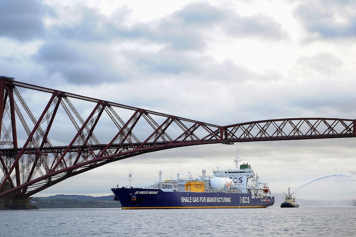 Судно JS Ineon Insight, перевозящее первую партию сланцевого газа из США, прибывает в порт Грэндемута, Шотландия. 27 сентября 2016